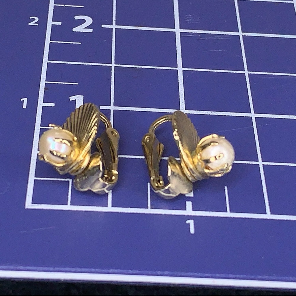 Vintage Coro Seashell Earrings Ivory Pearl Accent Yellow Gold Mermaid Gift - Picture 2 of 9